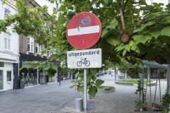 Clet Abraham past verkeersborden aan, Heerlen, Murals, Stichting Streetart Heerlen