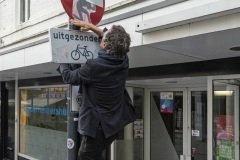 Clet Abraham past verkeersborden aan, Heerlen, Murals, Stichting Streetart Heerlen
