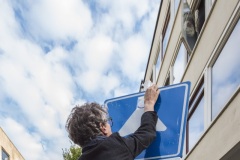 Clet Abraham past verkeersborden aan, Heerlen, Murals, Stichting Streetart Heerlen