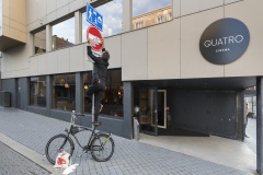 Clet Abraham past verkeersborden aan, Heerlen, Murals, Stichting Streetart Heerlen