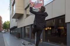 Clet Abraham past verkeersborden aan, Heerlen, Murals, Stichting Streetart Heerlen