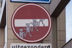 Clet Abraham past verkeersborden aan, Heerlen, Murals, Stichting Streetart Heerlen