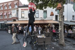 Clet Abraham past verkeersborden aan, Heerlen, Murals, Stichting Streetart Heerlen