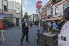 Clet Abraham past verkeersborden aan, Heerlen, Murals, Stichting Streetart Heerlen