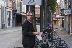 Clet Abraham past verkeersborden aan, Heerlen, Murals, Stichting Streetart Heerlen