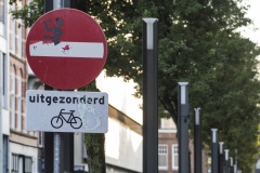 Clet Abraham past verkeersborden aan, Heerlen, Murals, Stichting Streetart Heerlen