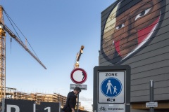 Clet Abraham past verkeersborden aan, Heerlen, Murals, Stichting Streetart Heerlen