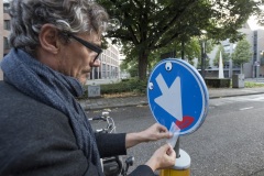 Clet Abraham past verkeersborden aan, Heerlen, Murals, Stichting Streetart Heerlen