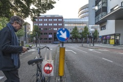 Clet Abraham past verkeersborden aan, Heerlen, Murals, Stichting Streetart Heerlen