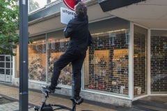 Clet Abraham past verkeersborden aan, Heerlen, Murals, Stichting Streetart Heerlen