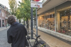 Clet Abraham past verkeersborden aan, Heerlen, Murals, Stichting Streetart Heerlen